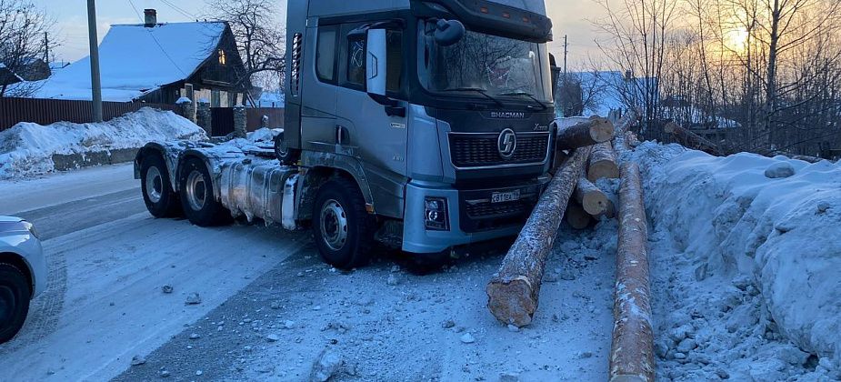 «Занесло при повороте». На Медном Руднике опрокинулся груженый бревнами прицеп