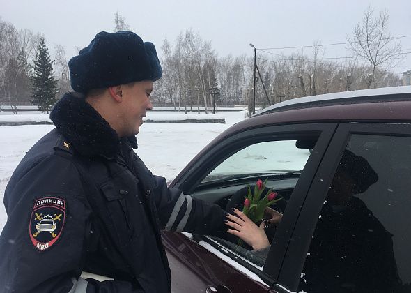 Сотрудники ГИБДД дарили женщинам цветы