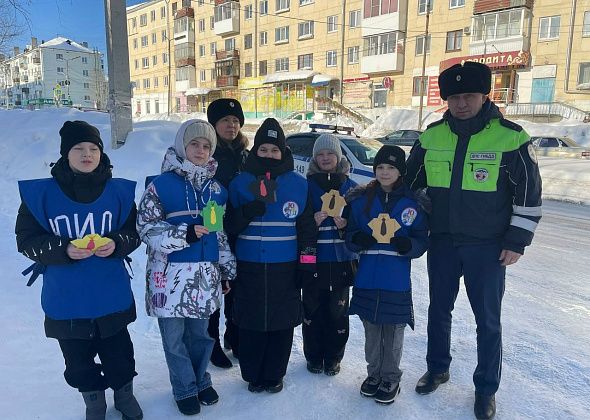 Юные инспекторы движения поздравили водителей с 23 февраля
