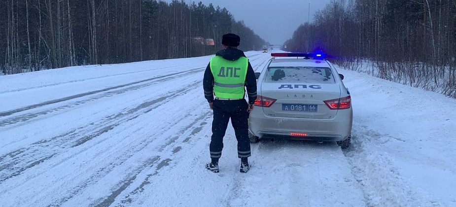 ГИБДД призывает водителей быть предельно осторожными: автодороги заснежены из-за метели