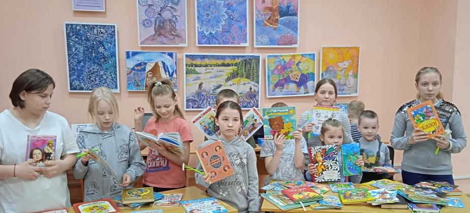 В рамках акции «Дарите книги с любовью!» школьникам подарили 66 книг