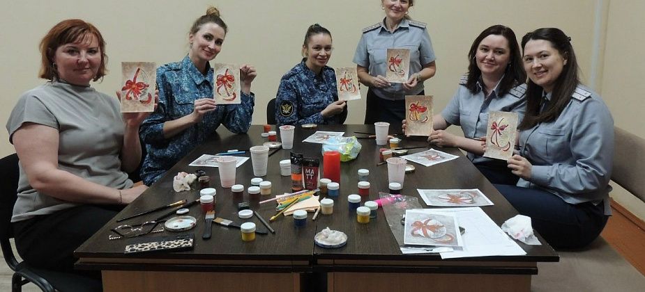 Сотрудники колонии рисовали пасхальные яйца и куличи для психологической разгрузки