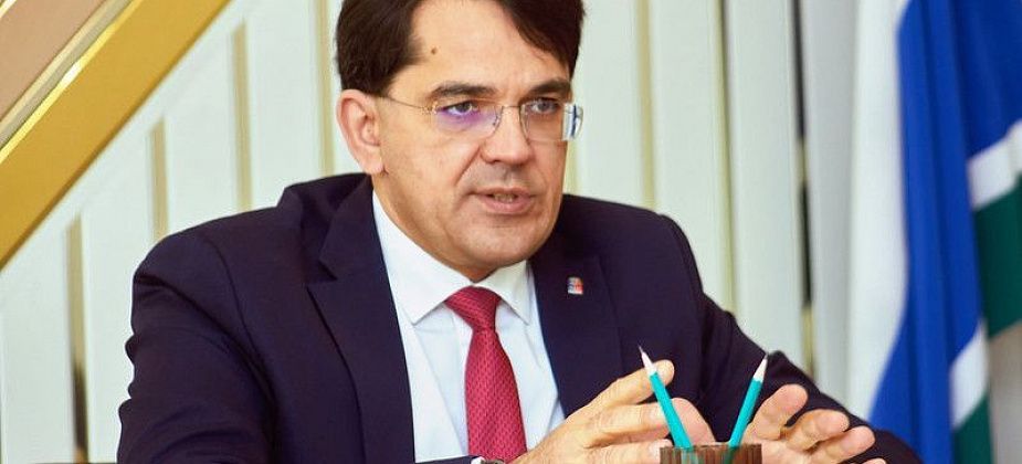 Мэр прокомментировал "пижамный день" в школе. Его спросили: "Не кажется ли вам, что это прямой путь к "голой вечеринке" Насти Ивлеевой?"