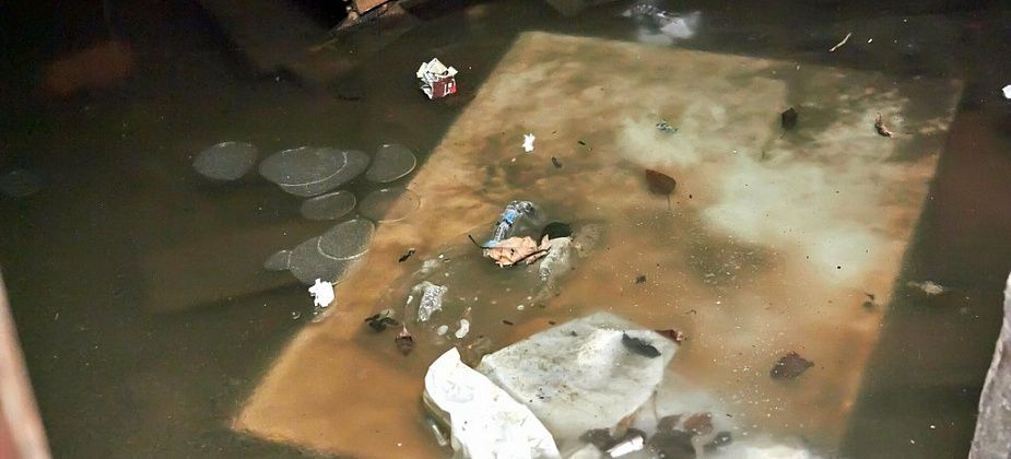 Вода из ниоткуда: подвал многоквартирного дома топит уже больше месяца