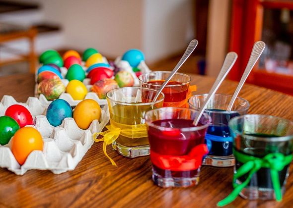 Готовимся к Пасхе: четыре способа покрасить яйца