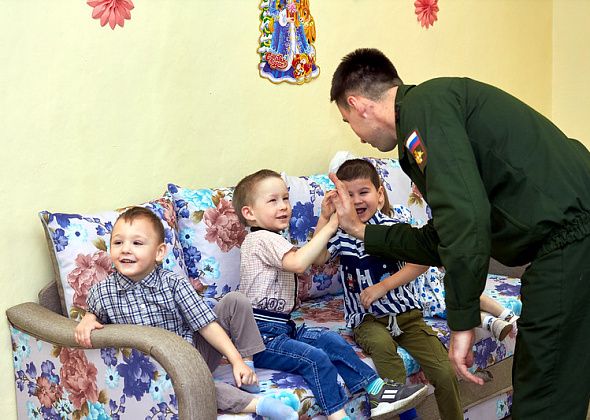 Маленькое большое чудо: детскому отделению КЦСОН подарили диван