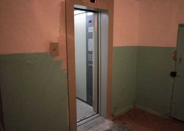 Пьяные горожане поломали недавно установленный лифт