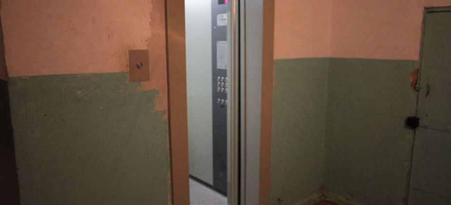 Пьяные горожане поломали недавно установленный лифт