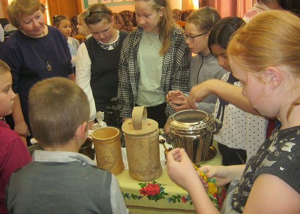 Для школьников Рудничного прошел праздник юных мастеров «Русские чудеса»