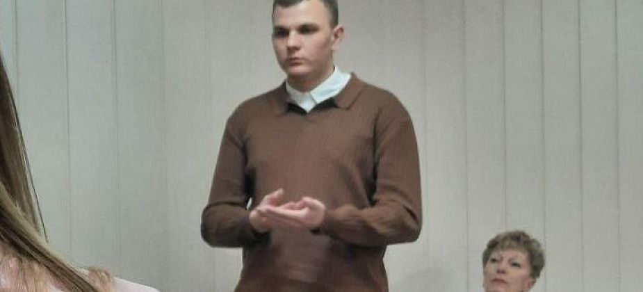 «Нормальный парень, лыжами занимается». Избрали представителя в молодежный парламент области