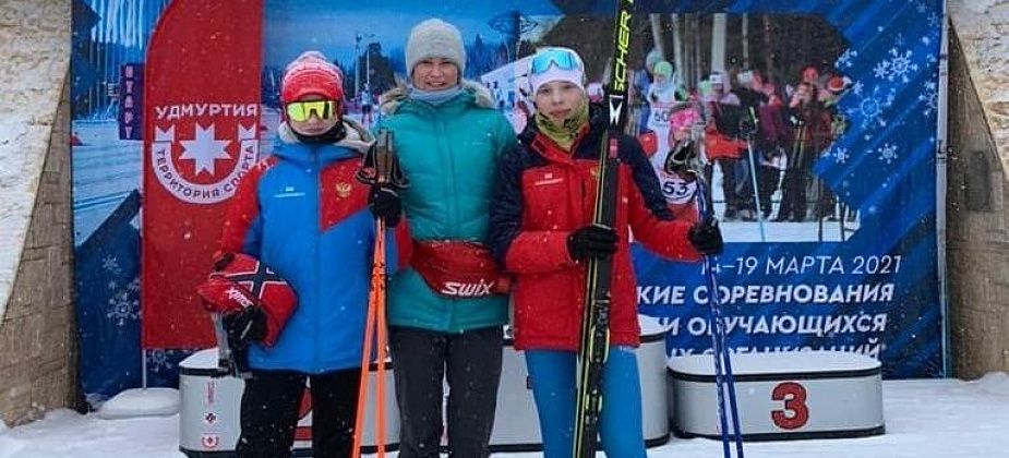 Юные лыжницы дебютировали на всероссийских соревнованиях