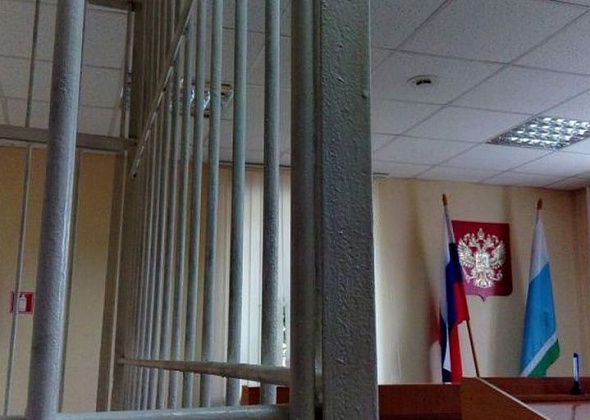 Прикрывали лица кухонными полотенцами. Двум обвиняемым в разбое хотят продлить домашний арест