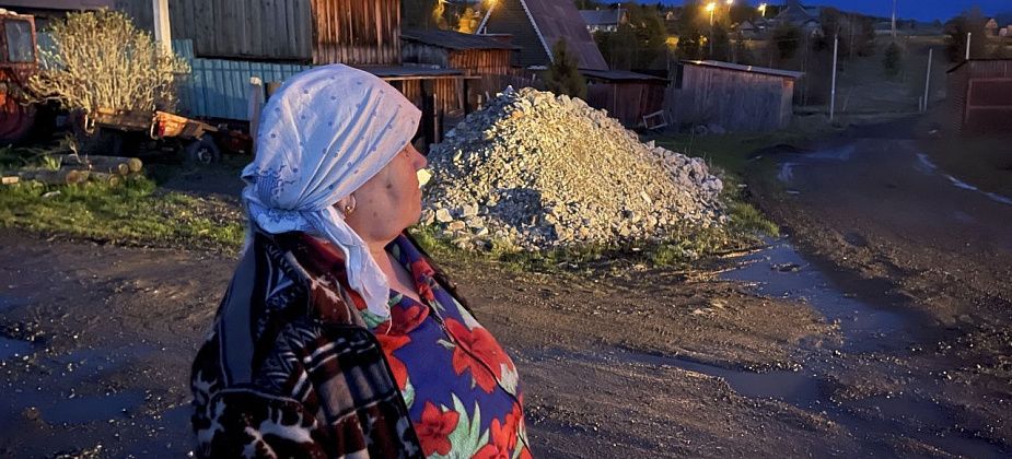 “Когда выскочила, был такой огонь красный”. Погорельцам из Ключевого нужна помощь 