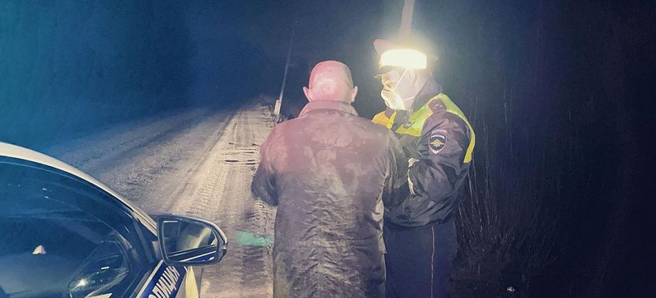 Возле Рудничного чуть не сбили человека. ГИБДД просит сообщать о пьяных пешеходах на дорогах и улицах