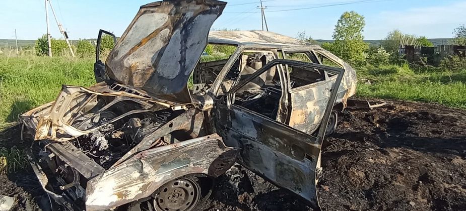 ВАЗ на мототрассе сгорел из-за наезда на бордюр 