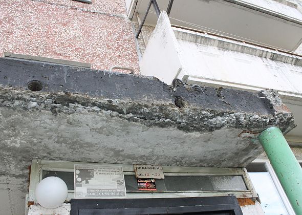 ЧП в Североуральске: на 15-летнего парня упал кусок бетонного козырька. Разбирается прокуратура