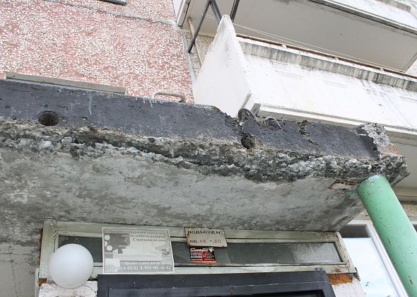 ЧП в Североуральске: на 15-летнего парня упал кусок бетонного козырька. Разбирается прокуратура