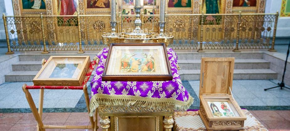 В собор Краснотурьинска привезли святыни. Можно помолиться за стойкость духа и защиту