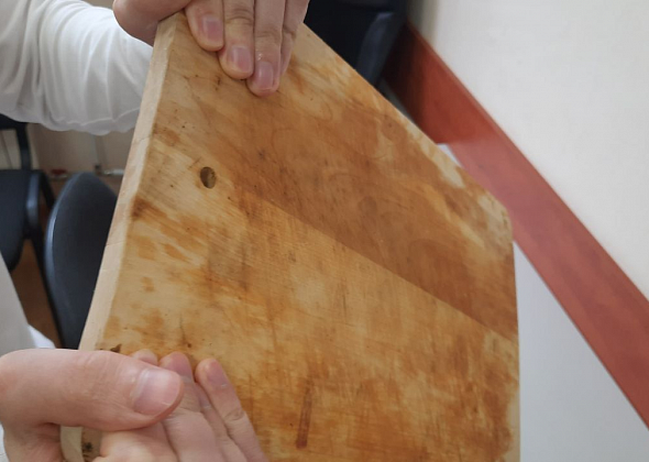 Осудили горожанина, который разделочной доской сломал пять ребер супруге