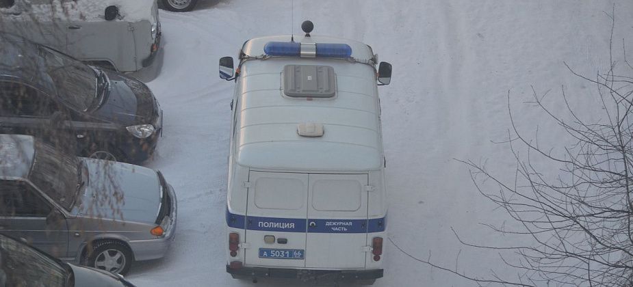 Горожанин столкнул с лестницы собутыльника, который упал и умер. Мужчина обобрал тело