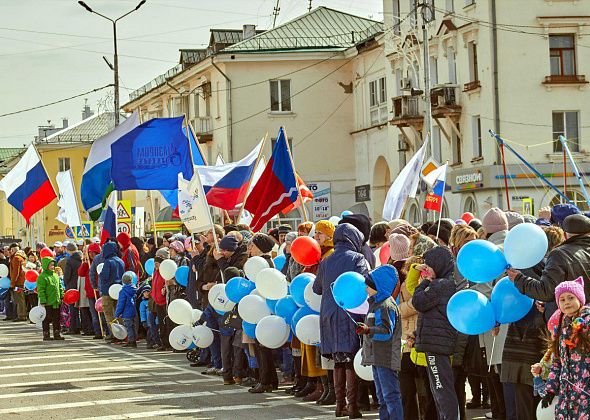Краснотурьинск встретил Первомай: по улице Ленина прошло праздничное шествие