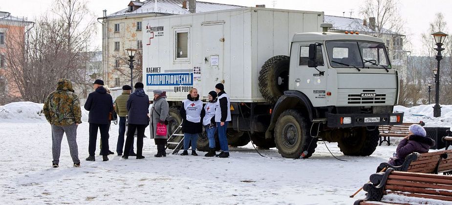 69 краснотурьинцев прошли обследование в передвижном флюорографе, который работал на площади