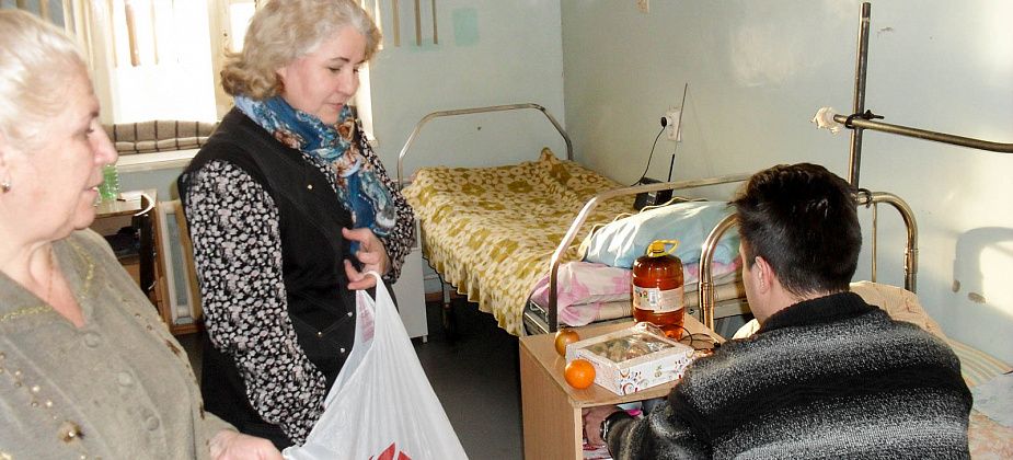 Православные активисты провели молебен и посетили больных с подарками