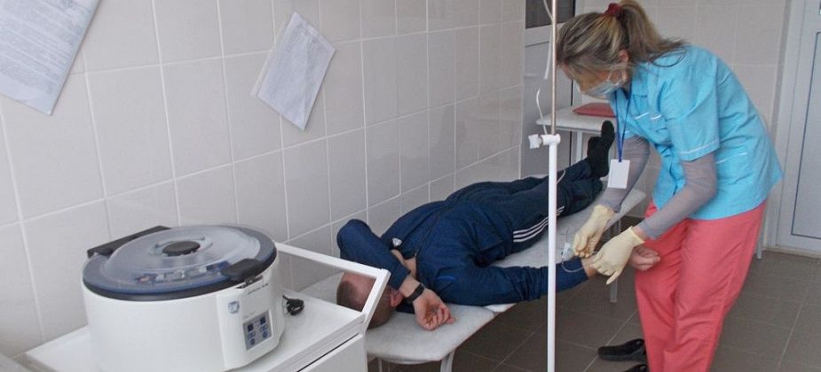 Веселит и тихо травит