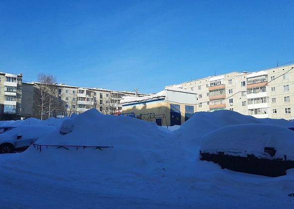 В мэрии рассказали, законно ли не вывозить снег, складированный во дворах