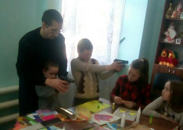 В поселке Рудничный дети учатся разборке/сборке автомата 