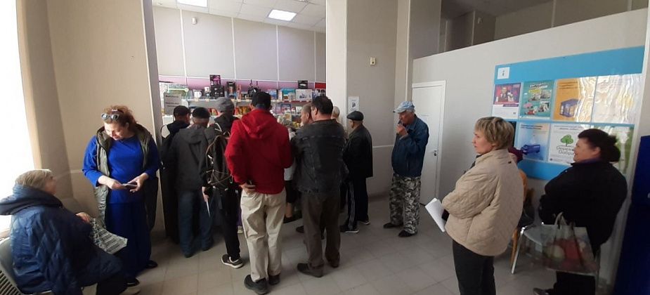 Больше недели краснотурьинцы толпятся в очередях за пенсией 