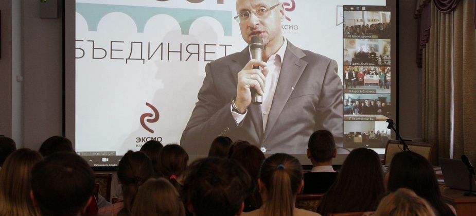Студенты медколледжа задали вопросы Артему Драбкину и получили книгу