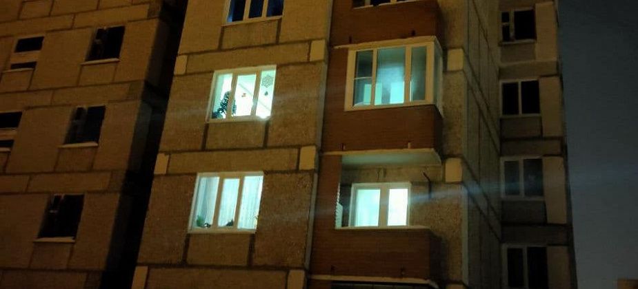 Следователи проводят проверку по факту смерти женщины, выпавшей с 6 этажа