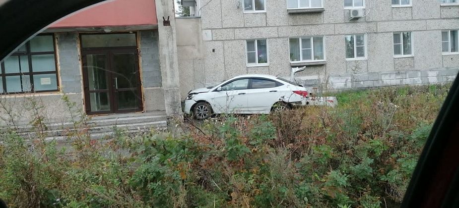 На выходных два водителя не справились с управлением. Один врезался в здание, а второй — съехал в кювет