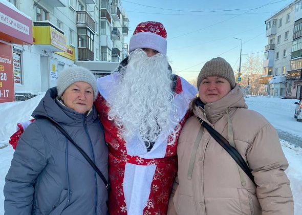 “Добрая акция, спасибо”: в Краснотурьинске Дед Мороз раздавал прохожим подарки