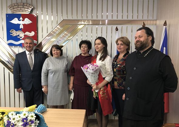 «Сняли на несколько минут». В мэрии рассказали, почему чиновники фотографировались со школьниками без масок