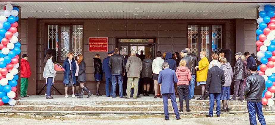 Подрядчика по благоустройству территории возле суда вновь не нашли