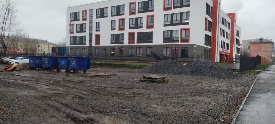 Грязь у контейнеров на Ленина засыпают щебнем