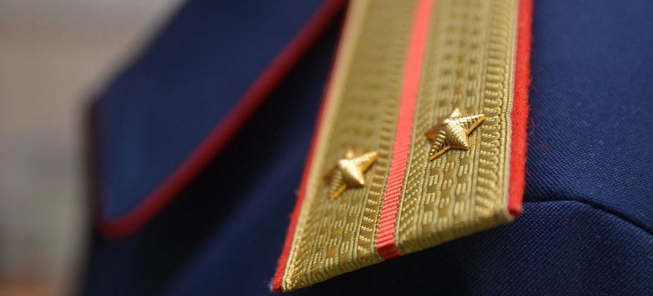 Мужчина выпал из окна в Краснотурьинске и погиб