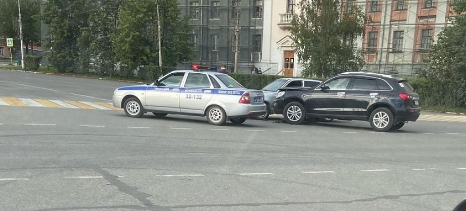 На площади вновь столкнулись две иномарки