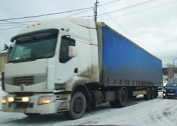 Из-за скользких дорог в город не мог заехать грузовик