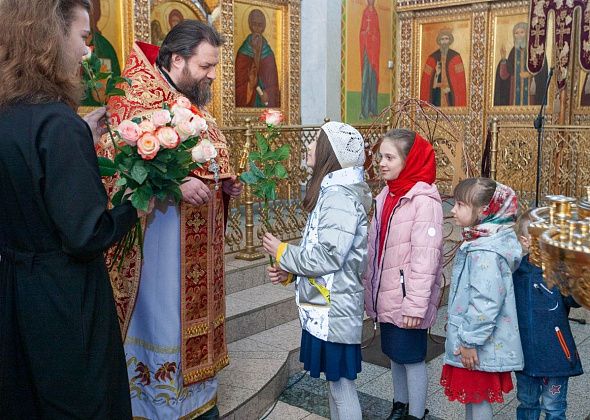 Верующим горожанкам подарили 225 роз