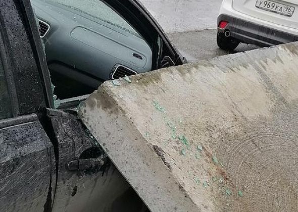 Бетонная плита упала на машину из-за… коммунального работника