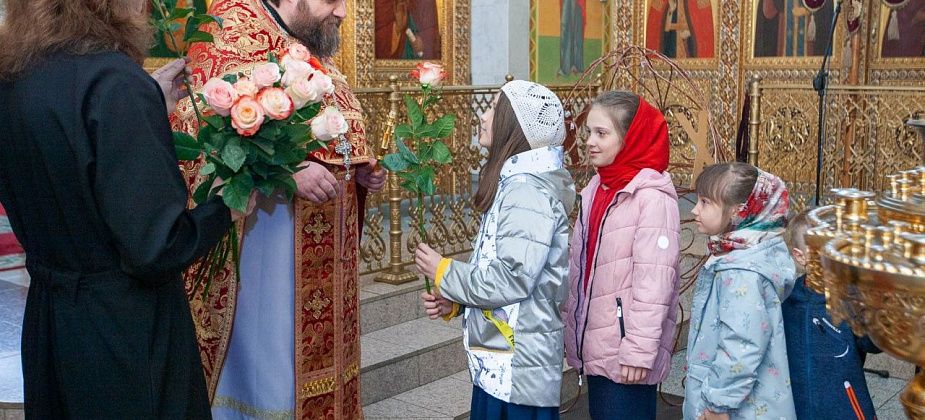 Верующим горожанкам подарили 225 роз