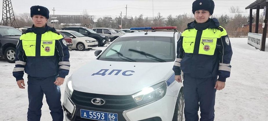 Сотрудники ГИБДД починили автомобиль застрявшей на трассе женщины