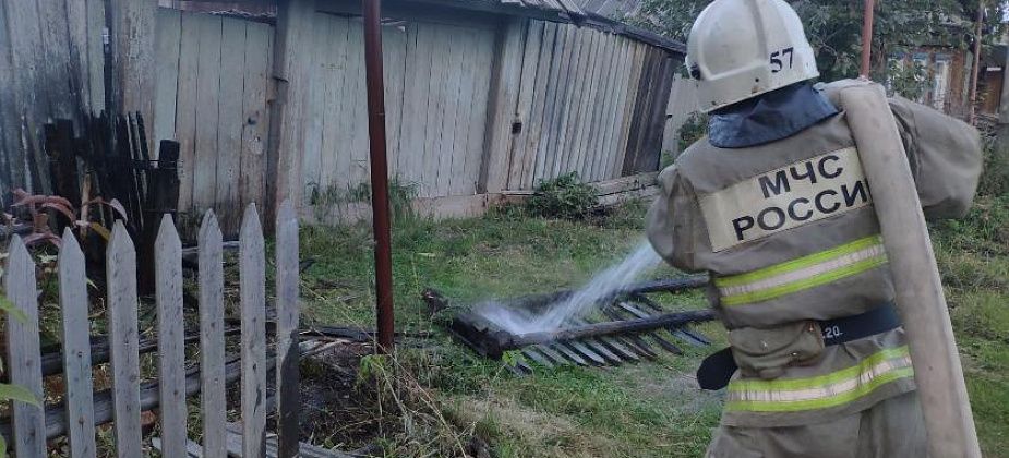 В Краснотурьинске дважды поджигали забор. Подозреваемого установили