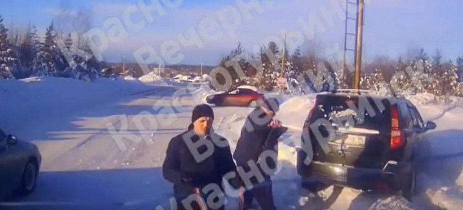 Краснотурьинец вытаскивает машины из кюветов