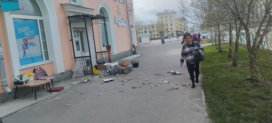 ЦУР прокомментировал обрушение части карниза дома. Штукатурка едва не травмировала женщин