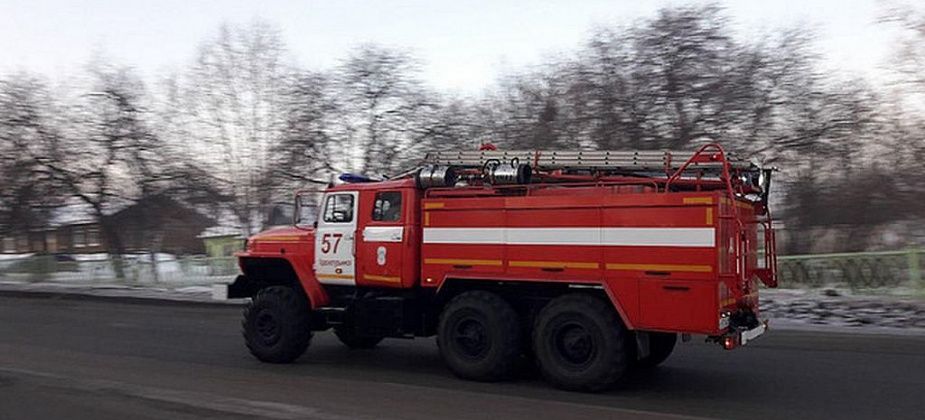 Краснотурьинцы спасли горящую иномарку, закидав ее снегом