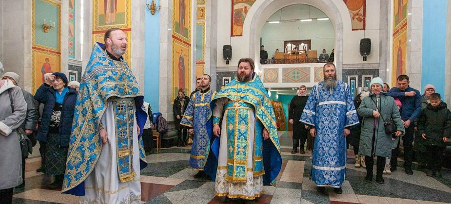 Прихожане собора Максима Исповедника отметили День народного единства